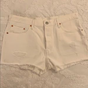 501Levi’s - White Button-Closure Distressed Shorts